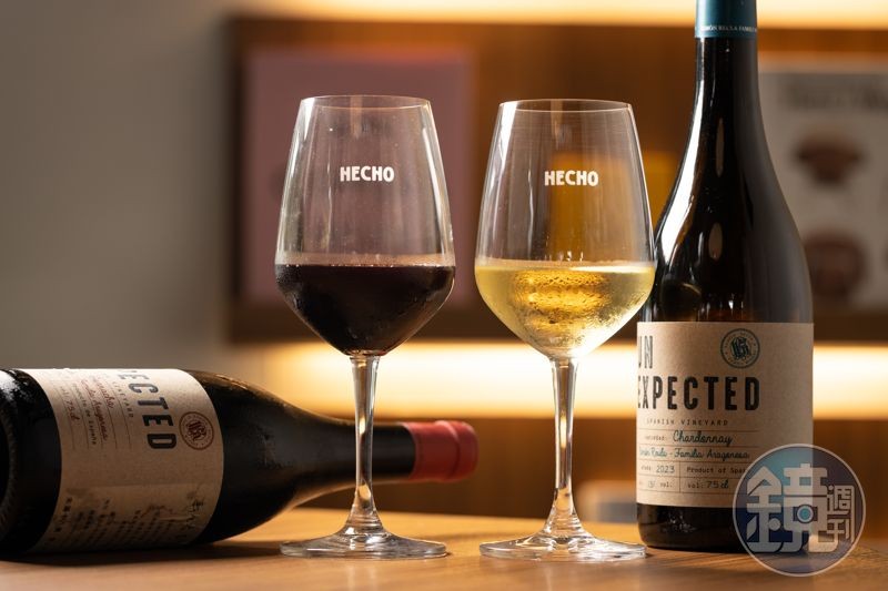 House Wine都是來自西班牙的酒款,「紅酒」(左)帶有黑色莓果與巧克力香氣;酸度鮮明的「白酒」(右)適合搭海鮮。(皆180元/杯)