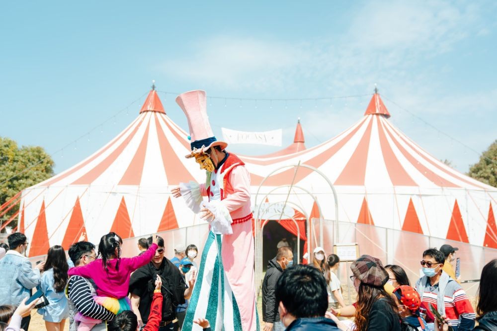 現場同步展開街頭演出、高空特技、走繩秀與派對 DJ 舞台,打造橫跨早午晚的全日狂歡,適合三代同堂共同參與。設有超過50攤市集與親子遊樂設施,更結合城市快閃、校園推廣等策展活動。