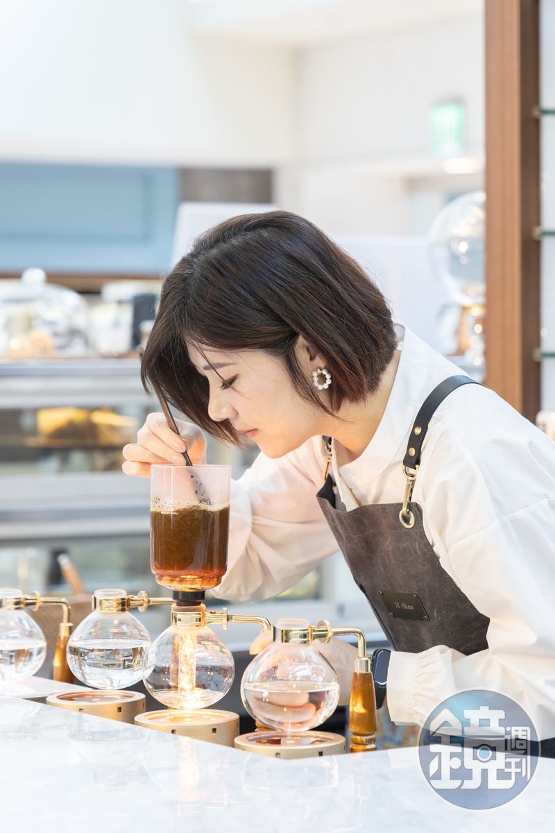 曾獲2017世界盃虹吸咖啡大賽冠軍的COFFEE LOVER's PLANET品牌總監楊衣姍,以虹吸式沖煮阿里山三韻味咖啡豆,展現該系列咖啡豐富的風味層次。