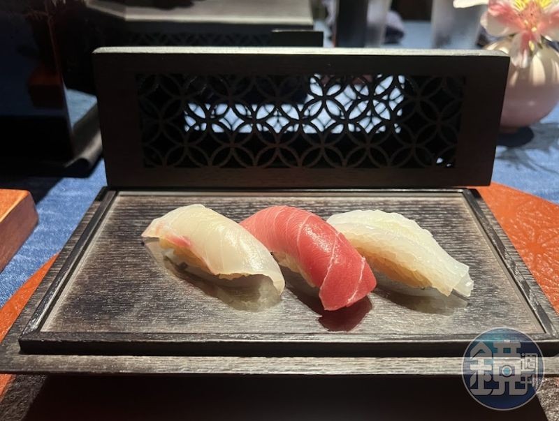 第一輪壽司有（左起）真鯛、鮪魚中腹、花枝。
