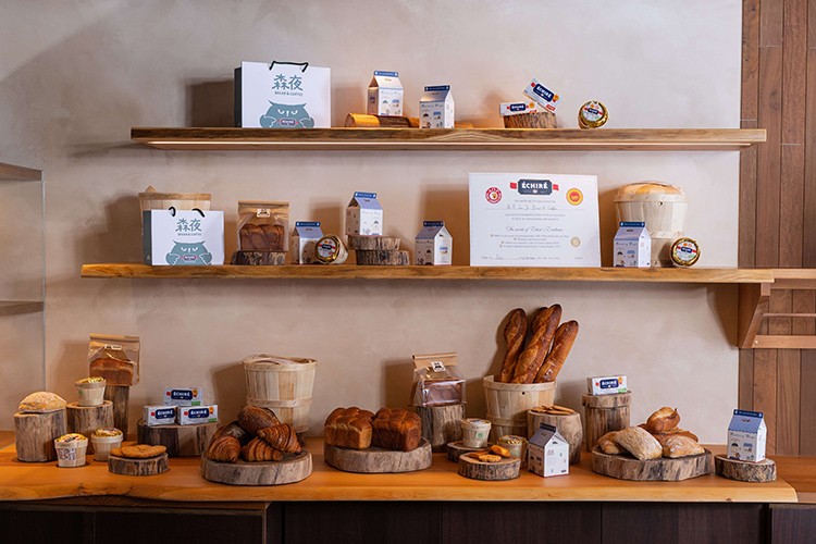 「森夜 Bread & Coffee」主打全台首家 100% 使用 Échiré 香氣迷人的艾許奶油，並取得使用授權認證咖啡甜點店。