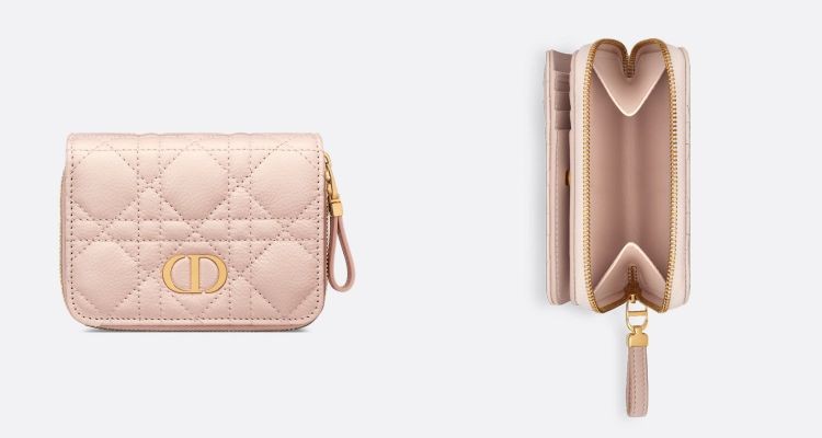 Dior Caro Scarlet短夾夾以淡粉色羊皮打造,標誌性的Macrocannage大籐格紋絎縫,凸顯品牌經典工藝細節,並以復古金色CD標誌點綴正面。