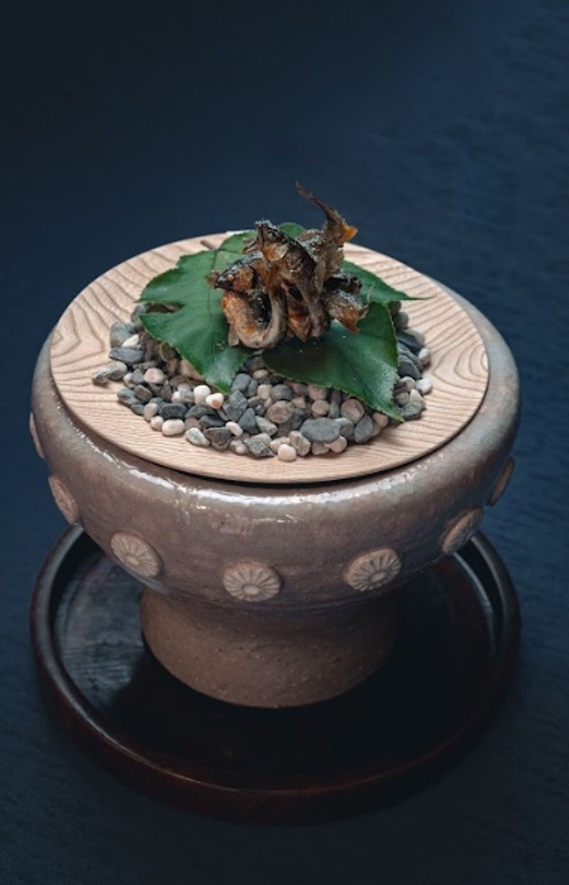 香魚烤物盛在陶甕上出場，氣勢十分驚人。（赫士盟提供）