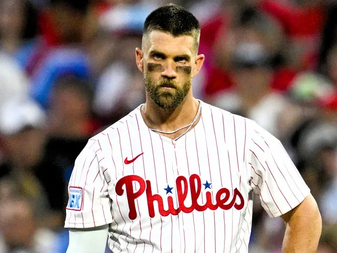 ▲費城費城人球星哈波(Bryce Harper)在球隊休息室與大聯盟主席曼佛瑞(Rob Manfred)爆發激烈口角,甚至情緒激動喊出:「你要談這個就給我滾出去!」(圖/美聯社/達志影像)