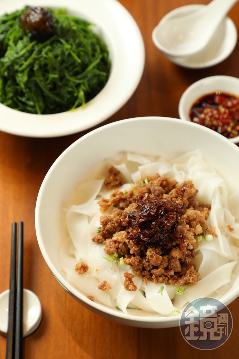 鎮店之寶「燥粄條」(前,100元/份)連豆芽菜都十分講究,與當地有機小農合作,確保爽脆口感;「焿蕨」(後,130元/小份)搭配自製梅子醬汁,酸甜爽口,是春嬌家傳的解膩吃法。