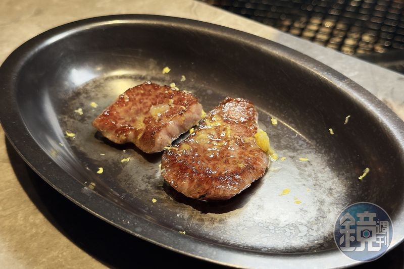 「肩胛牛小排」兼具軟嫩與彈牙的雙重口感,淋上檸檬果凍與果皮,清新爽口。