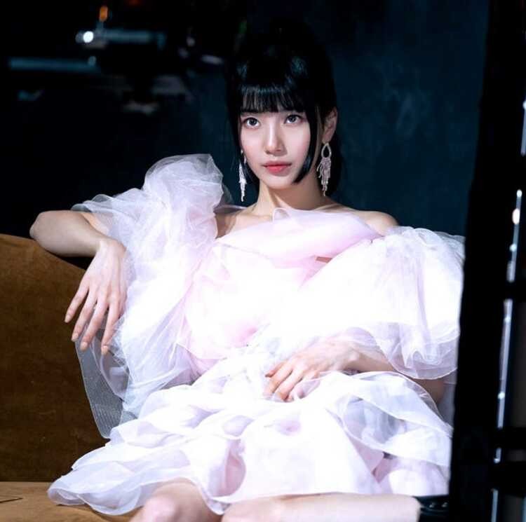 全能女神秀智這次在《許願吧,精靈》則飾演一個極端的女子「佳盈」,不只生活自律且內心封閉,可以說幾乎不輕易展露情感,將如何演繹截然不同的新戲路讓人期待。
