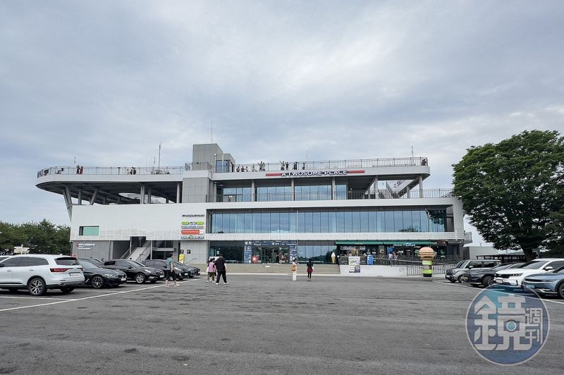臨津閣旅遊區散布各種戰爭遺留下來的文物，不僅有展覽館，還有和平世界公園、臨津閣和平纜車、兒童遊樂設施等眾多設施，形成占地14萬坪的大型旅遊區。