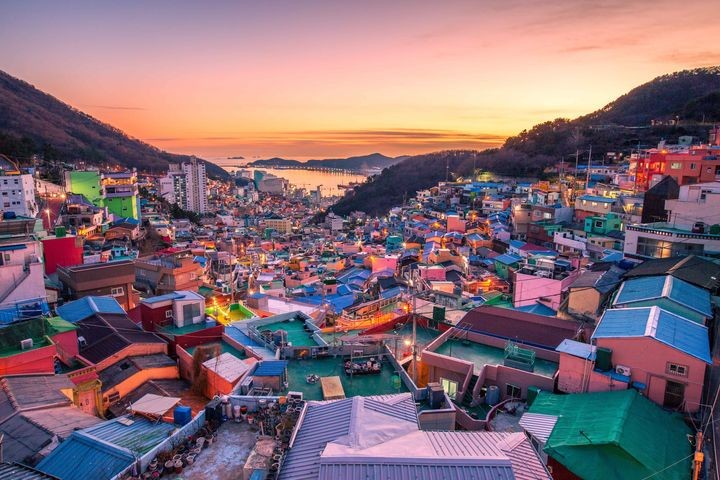 ▲釜山甘川洞文化村，以獨特的建築風貌與藝術彩繪成為人氣景點。　圖：長榮航空／提供
