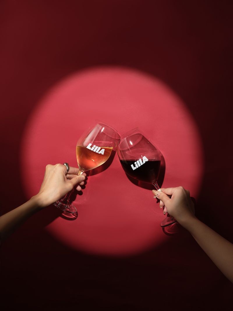 LillA推出多款汲飲紅白葡萄酒。(280~320元/杯)