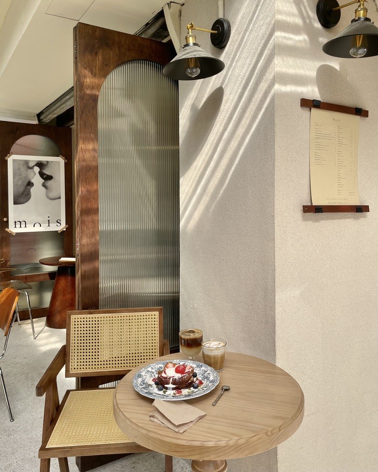 家位在大安路巷弄的「Mois cafe」，一開幕就因為宛如巴黎的半戶外絕美用餐環境而立刻在全網爆紅。