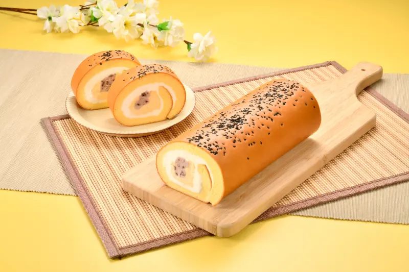 ▲「蛋黃酥風味生乳捲」售價18公分525元、12公分獨享捲465元。(圖/亞尼克提供)