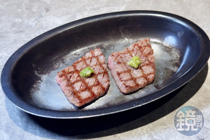 來自背脊部位的「上等霜降貝身」,軟嫩度僅次於菲力,大理石油花均勻分布,搭配自製柚子胡椒,清爽的柑橘香氣與肉汁完美平衡。