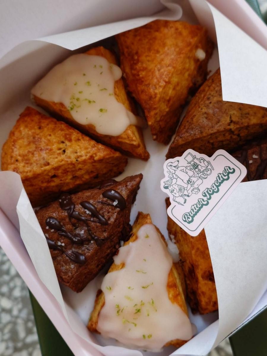 Butter Together 的司康以「外酥內潤」為基調,一口咬下,便能嚐出層次變化,其中三款經典口味,包括:以奶油麵香搭配比利時珍珠糖的清甜與脆感的「經典原味珍珠糖」,鍋煮伯爵奶茶的優雅茶香的「英式伯爵」,以及酸甜糖霜、清爽不膩的「檸檬蕾絲女士」。