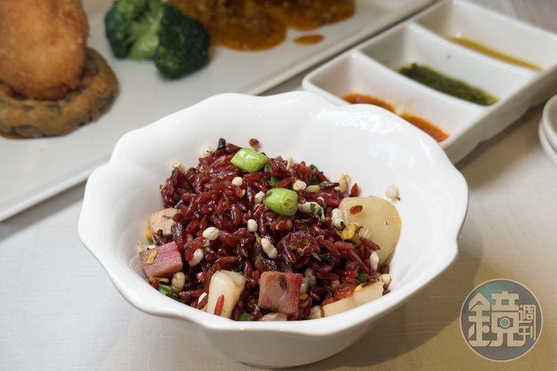 為了吸引挑食的兒子吃飯,章師傅以紅菜頭汁蒸煮米飯,拌入鮮干貝丁、梅乾菜、叉燒等配料,讓「梅菜叉燒帶子粒炒脆紅米飯」色香味俱全。