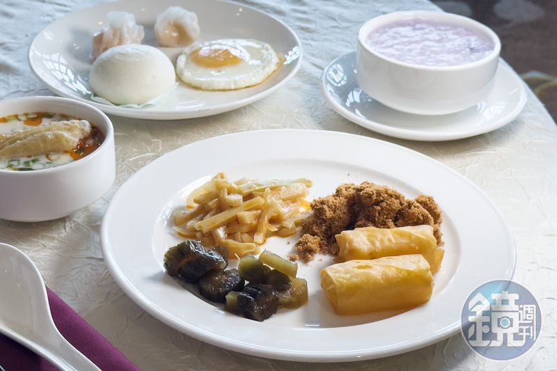 「星夢餐廳」提供豐富的中式菜餚,早餐時段還吃得到各式粥品、鹹豆漿、油條、稀飯及港點等中式早餐。
