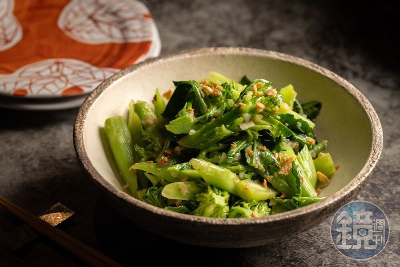 撒上蒜酥的「雞油炒時蔬」頗具鑊氣。