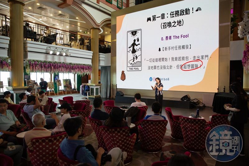 今年探索星號邀請到瑟咪雅老師登船,跟遊客們分享塔羅牌與運勢。