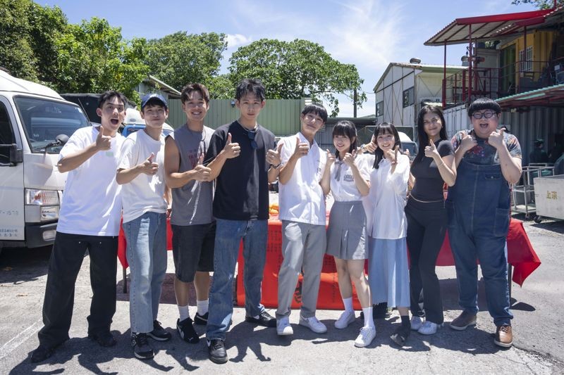 影集《夜半11點學校見》主要演員蔡振廷(左起)、張豐豪、趙崇喆、吳念軒、劉修甫、項婕如、鄭穎、鄭芯恩、陳彥佐今一起參加開鏡儀式。(三匠影視)