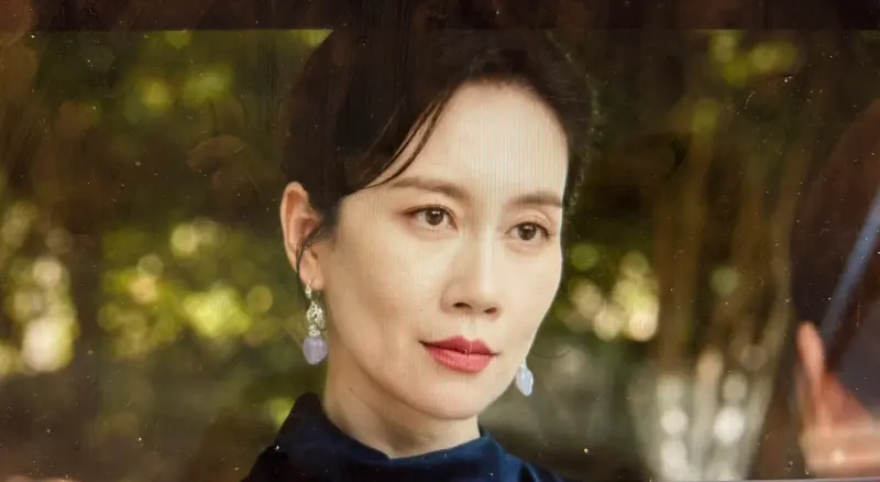 ▲溫崢嶸飾演趙露思的婆婆,對她的身分起疑心。(圖/翻攝自Netflix)