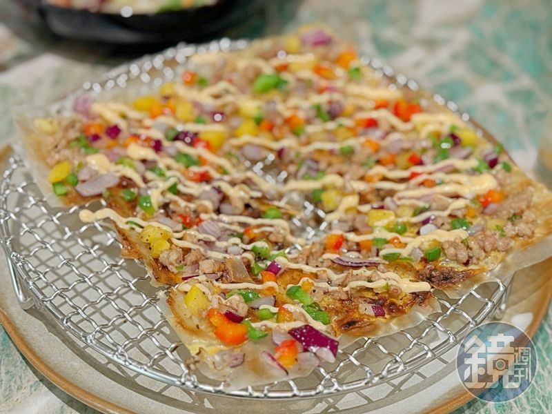 越南街頭的法越料理「越越米紙Pizza」米紙以小火慢烤,搭配是拉叉美乃滋、鳳梨、洋蔥、甜椒等配料。(260元/份)