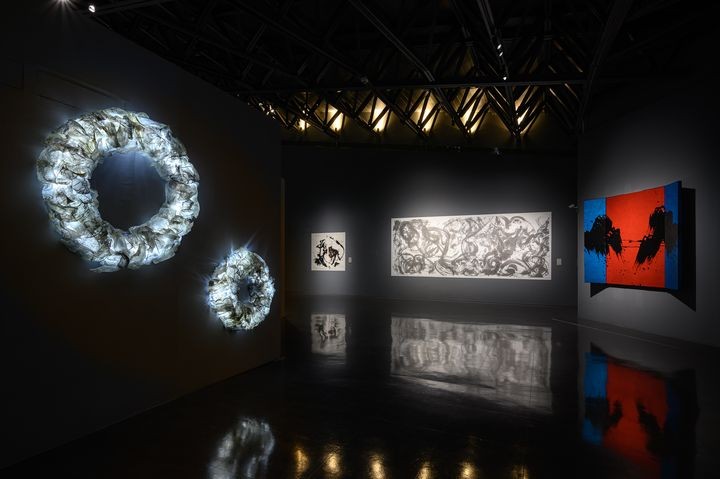 ▲橫山書法美術館「自由自在」展場一隅。　圖：桃園市立美術館（攝影：ANPIS FOTO 王世邦）／提供