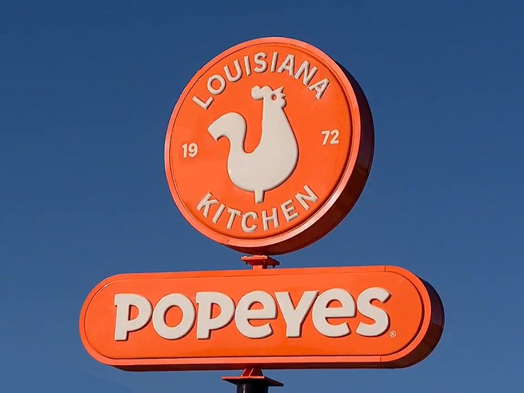 「Popeyes」靈魂在於12小時路易斯安那香料醃製,讓雞肉層層入味,酥脆外衣下是濃郁又帶辣的風味,難怪能成為年輕族群的心頭好
