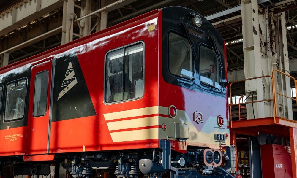在內部機能設計上，全新列車「森里號」的座位降至 97 席（含 2 席無障礙座位），藉此增加旅客乘坐的空間。因應林鐵多山多彎的路線環境，「森里號」採用動力更強的新引擎，無論在蜿蜒的山道上爬坡，還是面對高海拔氣候，動力皆能穩定輸出。全新「森里號」預計 2026 年通車，將投入「嘉義 - 阿里山」本線營運，與現行的「阿里山號」共同服務旅客。