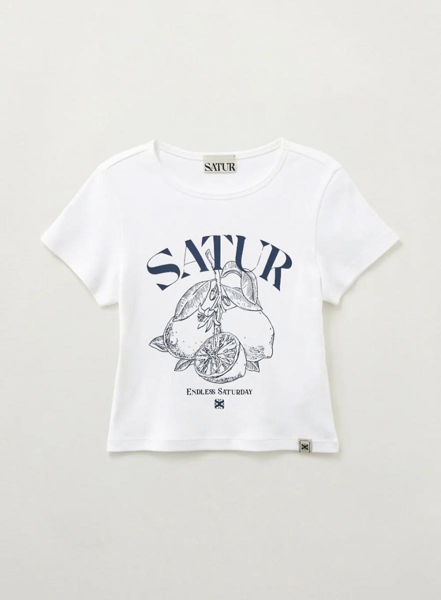 這件 T-shirt 可說是朴圭瑛的「心機武器」。短版剪裁俐落,正面檸檬手繪印花帶來夏日感,單穿就能吸引目光。