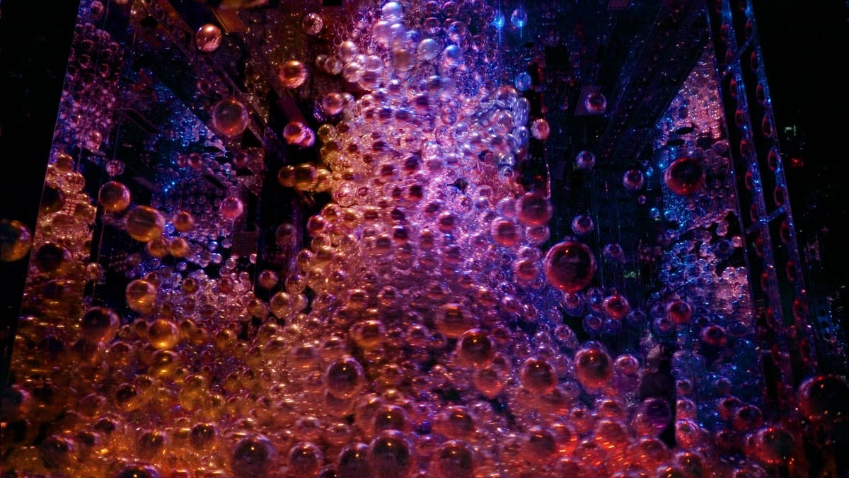 這一次,日本京都 teamLab 展區內,最大的亮點之一,莫過於《Morphing Continuum》(變化連續體)。它不是傳統意義上的實體物件,而是一種由獨特環境中,產生的能量秩序所構成的雕塑性存在,稱之為:高階雕塑(High Order Sculpture)。它會隨著環境而變,懸浮於空中,模糊邊界,縱使觀賞者進入其中改變了秩序,也能仍自然地回復其完整的形狀。