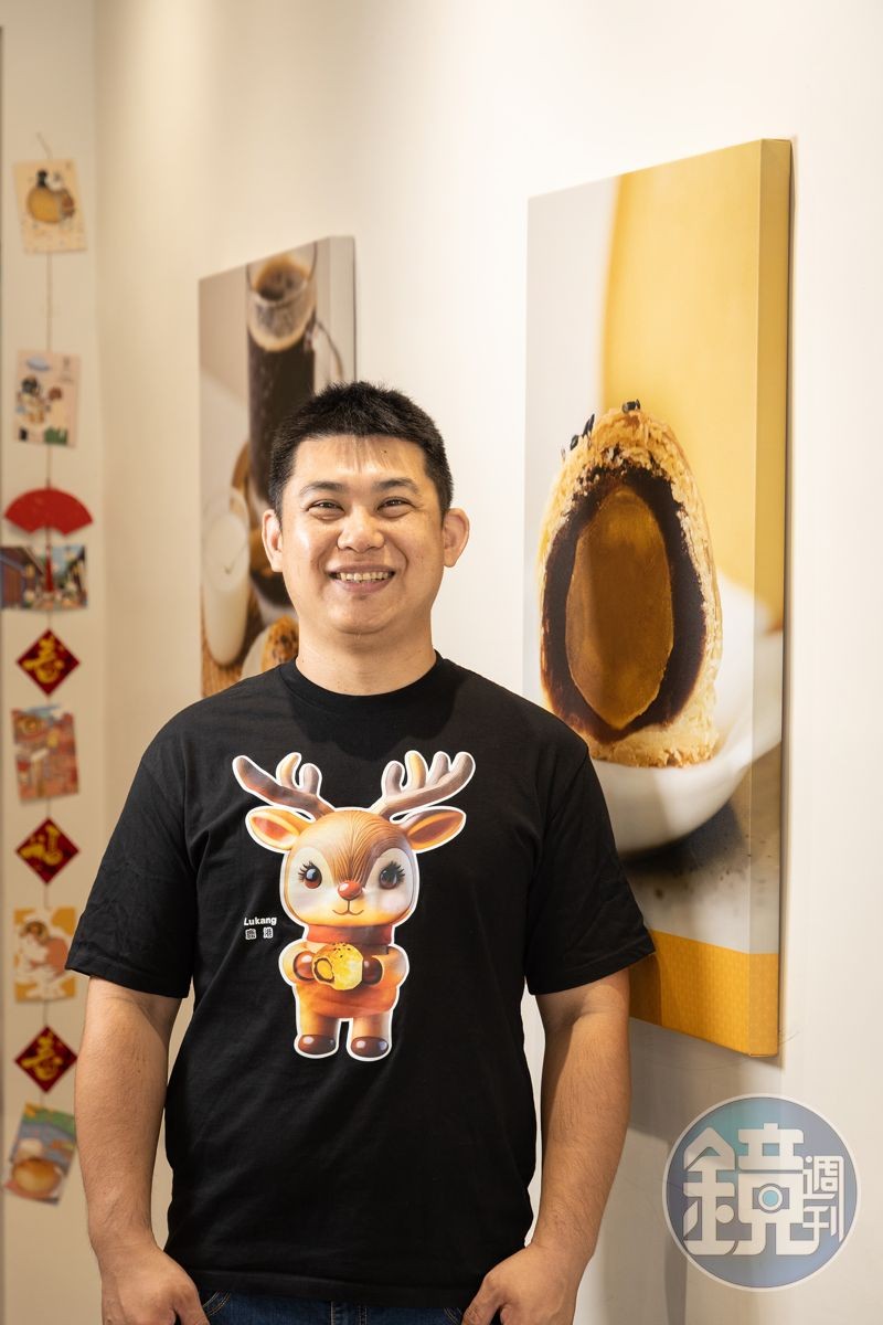 新口味食品行二代老闆王裕誠原本是消防員,後來回家學手藝,與太太一起把蛋黃酥推向高峰,翻轉老店命運。