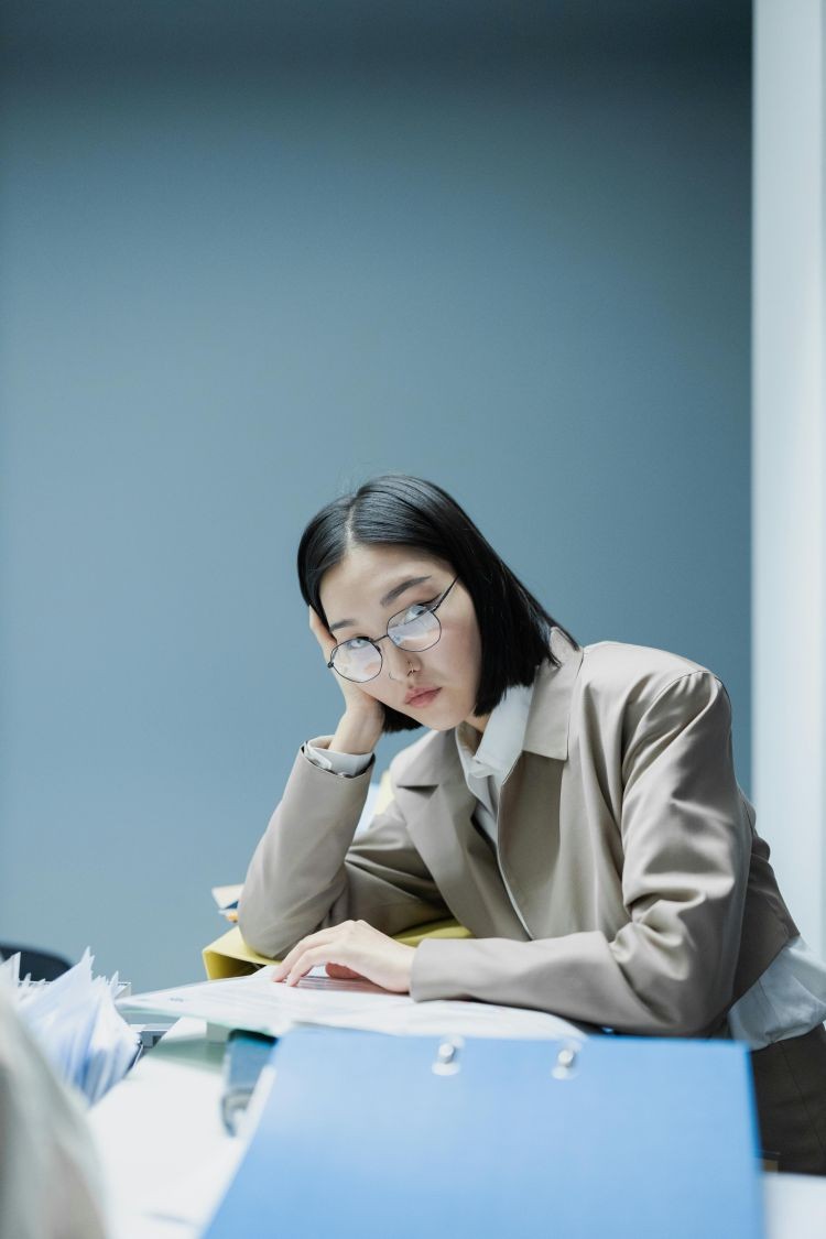 在許多公司文化裡,晚走似乎代表努力,甚至有人以「天天加班」作為榮譽。但事實上,長期依賴加班,往往反映的是效率不足或規劃不佳。