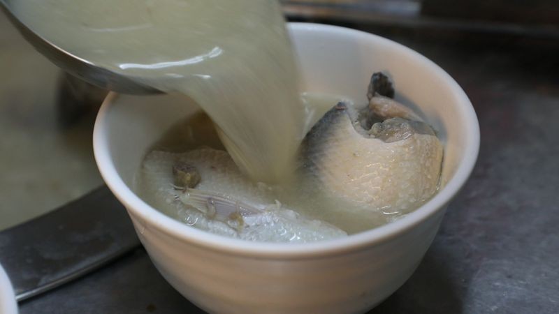 裴社長品嚐阿忠魚粥的虱目魚肚湯後評價道:「魚肉細緻,魚湯濃白鮮腴,非常美味」。(鏡週刊提供)