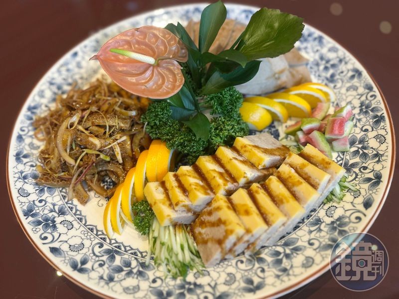 冷食拼盤提供手工蟳肉丸、麻辣金錢肚、醬漬嫩粉肝、炭烤墨魚腸、蒜泥豬腱心、五味嫩軟絲、麻辣金錢肚等台味料理,可六擇三。