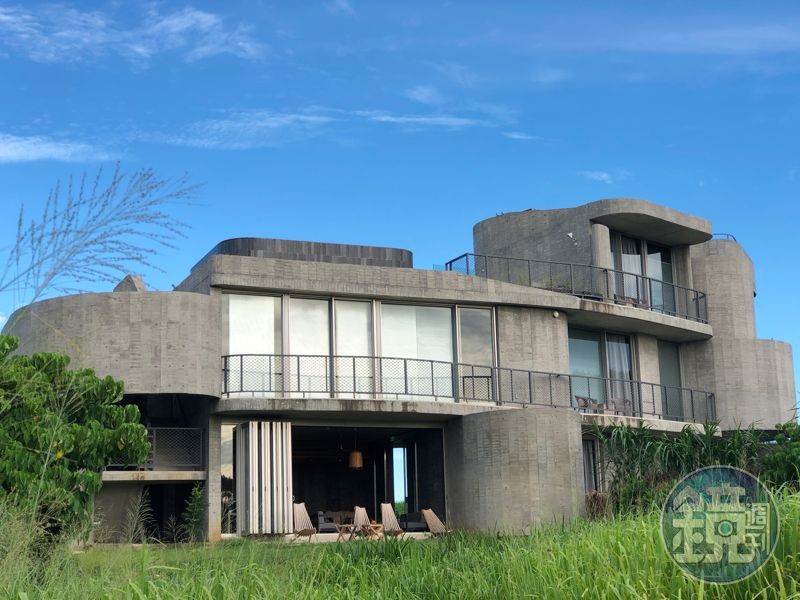 灣臥的建築由3道自由曲線的清水混凝土牆體構成,牆厚30公分,就像一座碉堡般堅固。