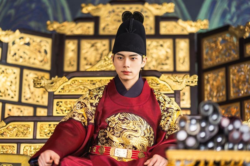 身高189公分的李彩玟戴上「翼善冠」,經常經過門時就被打到。(Netflix提供)