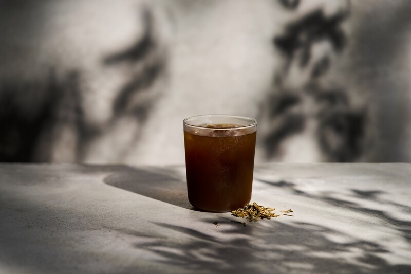 祇園焙茶:嚴選北川半兵衛深焙焙茶,茶韻純淨,入口風味醇厚芳香,尾韻帶淡淡焦糖與木質調,具有迷人層次,最能展示京都焙茶的獨特魅力。