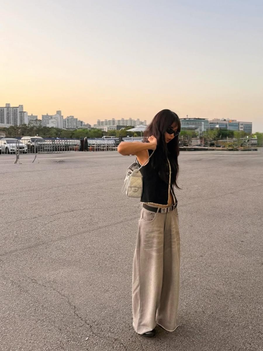 近日 Jennie 參加歌手 Tyler, the Creator 的演唱會,她的穿搭再次掀起熱議!
