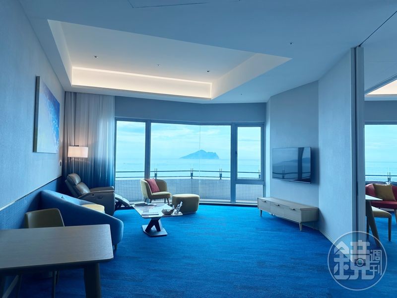 「海景套房雙大床」坐擁一房一廳寬敞格局,躺在床上就能看海景日出。