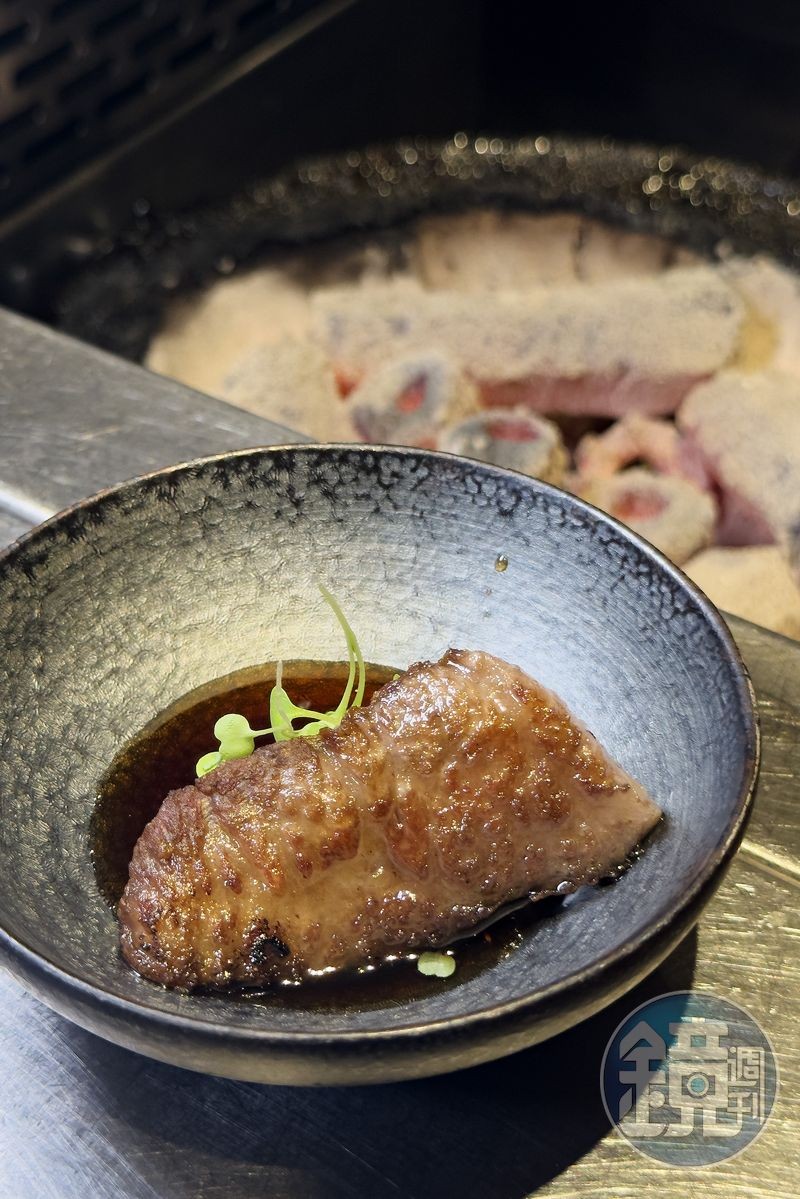 「果醋和牛」透過果醋醬、蘿蔔泥與香草點綴,讓油花部位依舊清爽不膩。