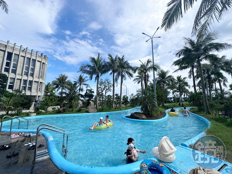 飯店特別將海水引入水池中,戶外設有游泳池及大型戲水池,住客不前往海邊,也能自在徜徉於海水中。