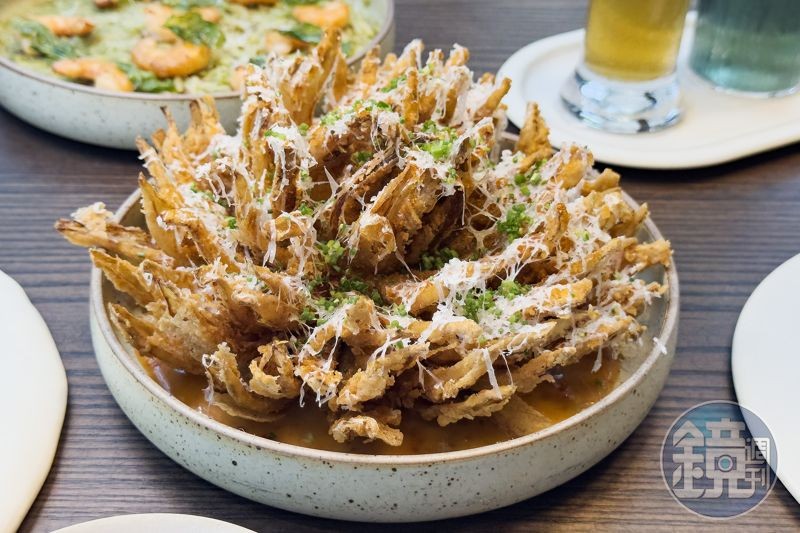 「酥炸洋蔥花」是這裡的招牌炸物!外型像花束般吸睛,外衣酥脆,內裡多汁清甜,淋上特調醬料,層次超豐富。(280元/份)