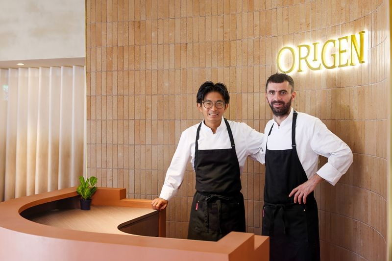 ORIGEN由深耕台灣的西班牙主廚Adrian(右)與遠赴西班牙本店深造的台灣主廚Godfrey(左)聯手,將西班牙的慢食精神與台灣在地文化完美融合。(ORIGEN提供)