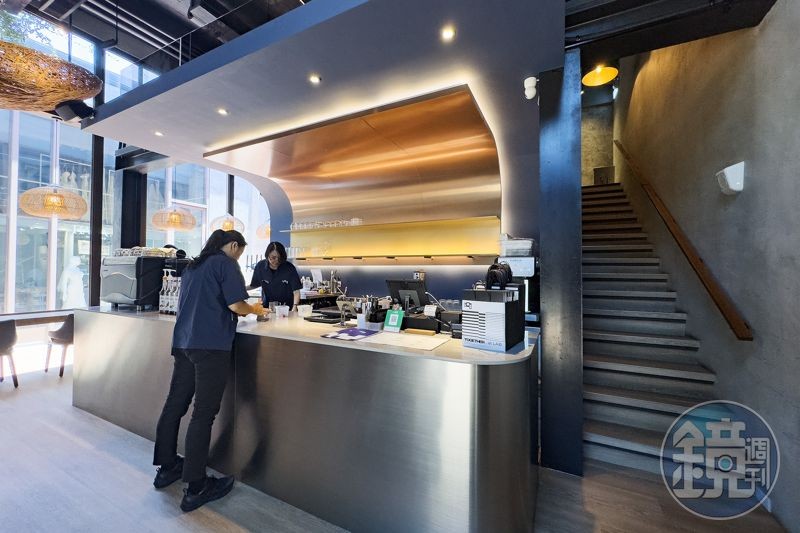 挑高明亮的用餐空間,結合餐館的自在與酒吧的熱鬧氛圍,無論是約會、朋友聚餐或獨自放鬆,都能找到最舒適的位置。