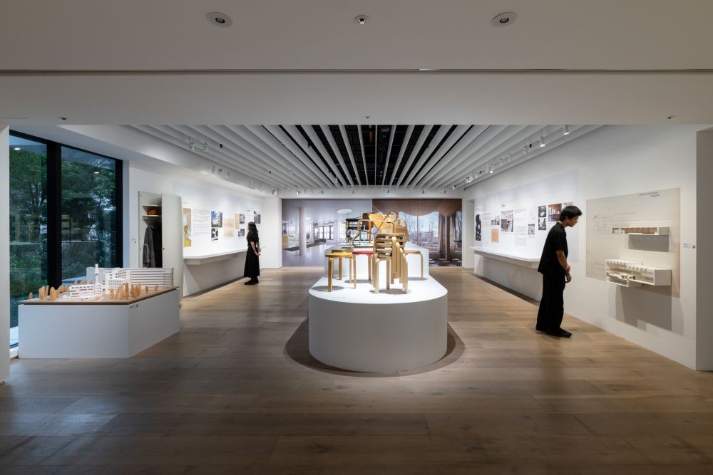 作為芬蘭國寶級建築師,阿爾瓦‧阿爾托(Alvar Aalto)大型回顧展《創造即生活──愛諾、艾莉莎與阿爾瓦.阿爾托》,於忠泰美術館登場。聚焦於阿爾瓦‧阿爾托與前後兩任建築師妻子:愛諾(Aino)、艾莉莎(Elissa),如何共同形塑建築與設計理念,展現北歐文化對自然、光線與生活空間的深刻關注,展出逾 160 件手稿原件、模型以及設計作品等。