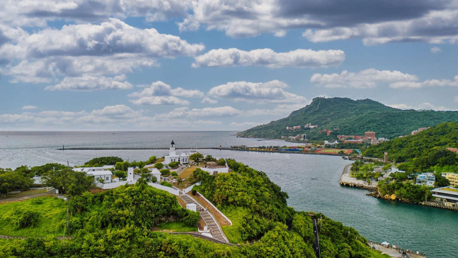 只需搭乘渡輪,就能抵達旗津這座充滿濃厚海港風情的小島。擁有延綿海岸線、旗津燈塔與老街美食,讓人彷彿置身南洋小島。最受歡迎的活動之一就是租電動車環島,沿途可見漁船停泊、海風吹拂、遠眺高雄港景。海岸旁還設有貝殼博物館與自行車道,是兼具生態、文化與娛樂的度假勝地。來旗津,不只是一趟旅遊,更是一種逃離城市喧囂的慢生活體驗。