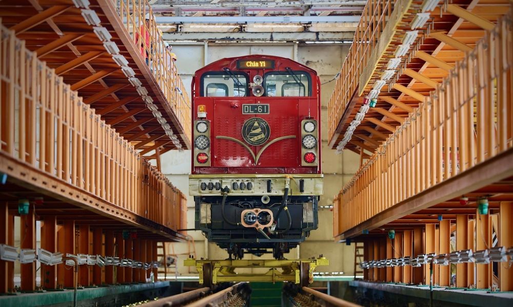 除了全台最美森林火車栩悅號，農業部林業及自然保育署持續致力於提升阿里山鐵路的乘坐體驗與運能，打造全新升級列車「森里號」，定義為高階車款，攜手台灣車輛股份有限公司、堺建築-方俊凱建築師事務所、章芙菱藝術以及十彥建築師事務所，承襲黑色蒸汽火車頭與紅色柴油機關車色系，並轉譯日出之印象，採用林鐵黑、阿里山紅、聖光金三種塗裝色系。
