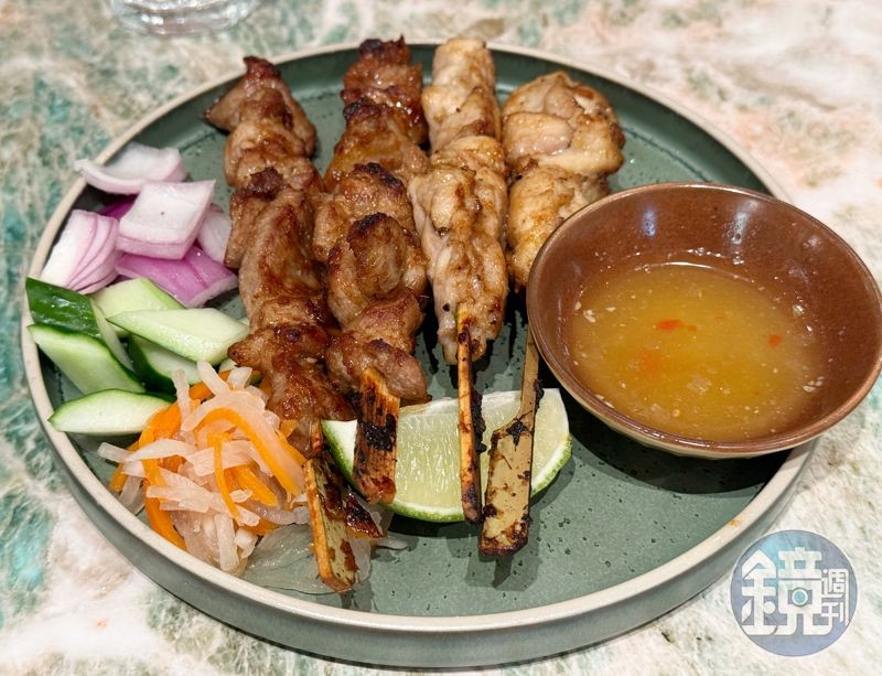 「河內烤肉串拼盤」選用雞腿肉、豬梅花以秘製香料醃漬,燒烤至外層微焦、香氣撲鼻,搭配生菜與百香魚露。(690元/份)