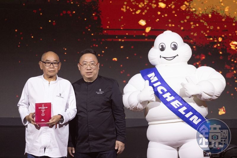 「雋GEN by Matt Chen」廚藝總監陳泰榮與行政主廚葉志光一起上台領取2025年米其林一星榮譽。