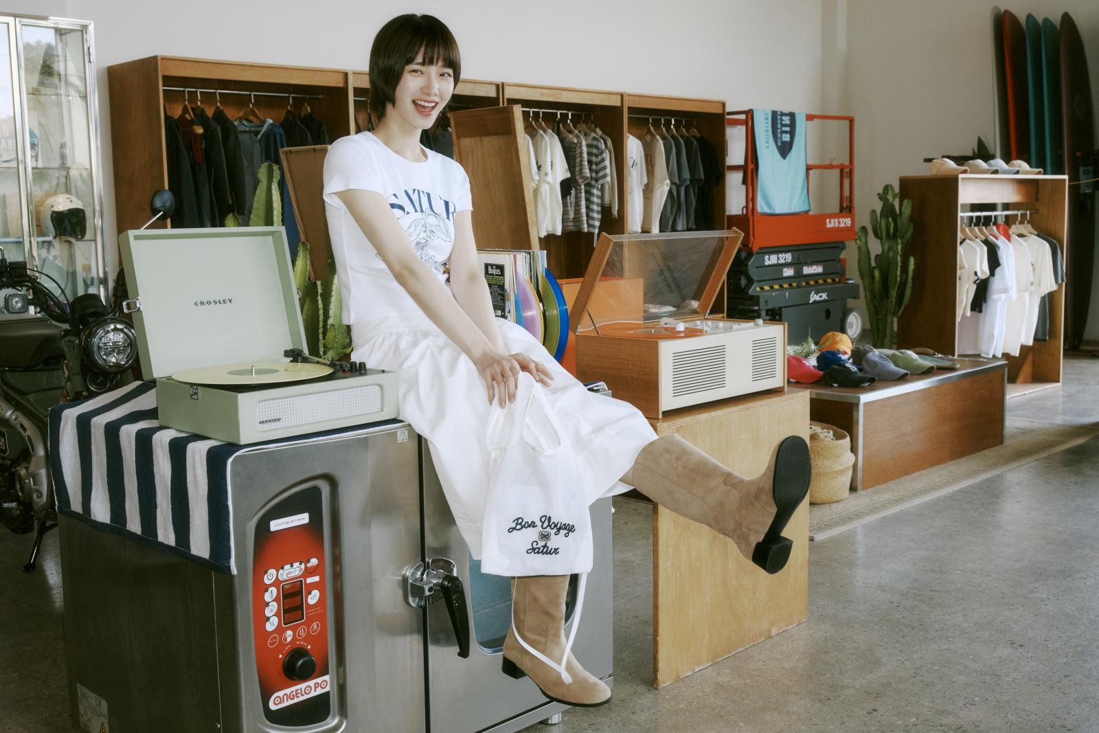 白色澎澎長裙本身自帶浪漫氣息,若搭配平底鞋容易流於甜美。但朴圭瑛選擇卡其棕色的西部剪裁短靴,立刻打破柔美氛圍,增添帥氣感。